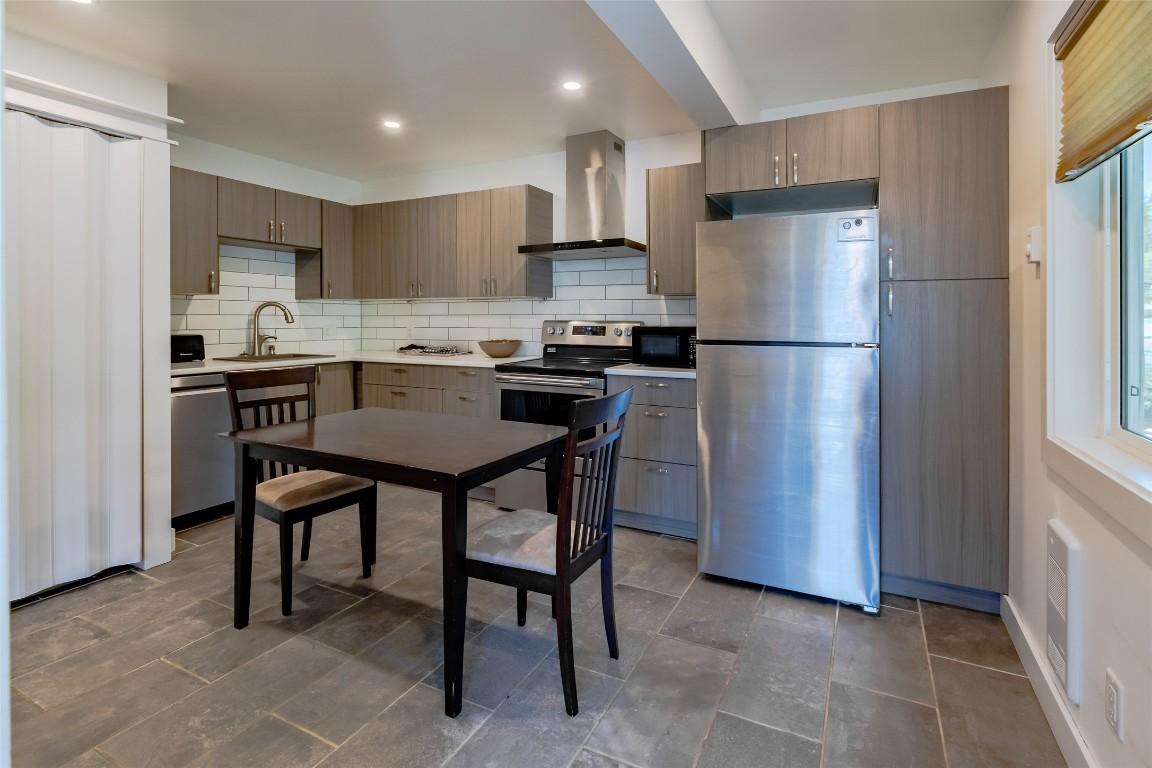 









1810


First

Street,
Fruitvale,




BC
V0G 1L0

