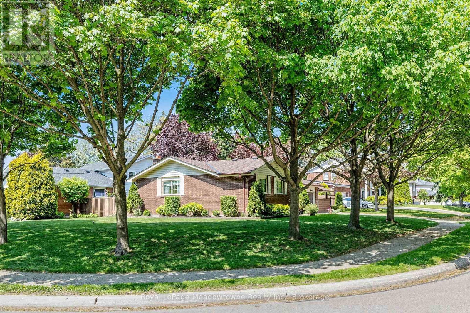 












391 HIGHSIDE DRIVE

,
Milton (OM Old Milton),




Ontario
L9T1W9

