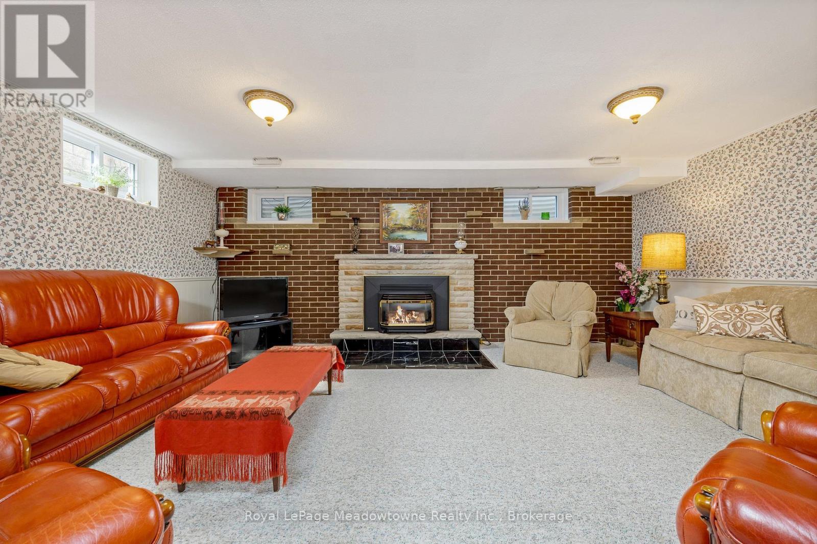 












391 HIGHSIDE DRIVE

,
Milton (OM Old Milton),




Ontario
L9T1W9

