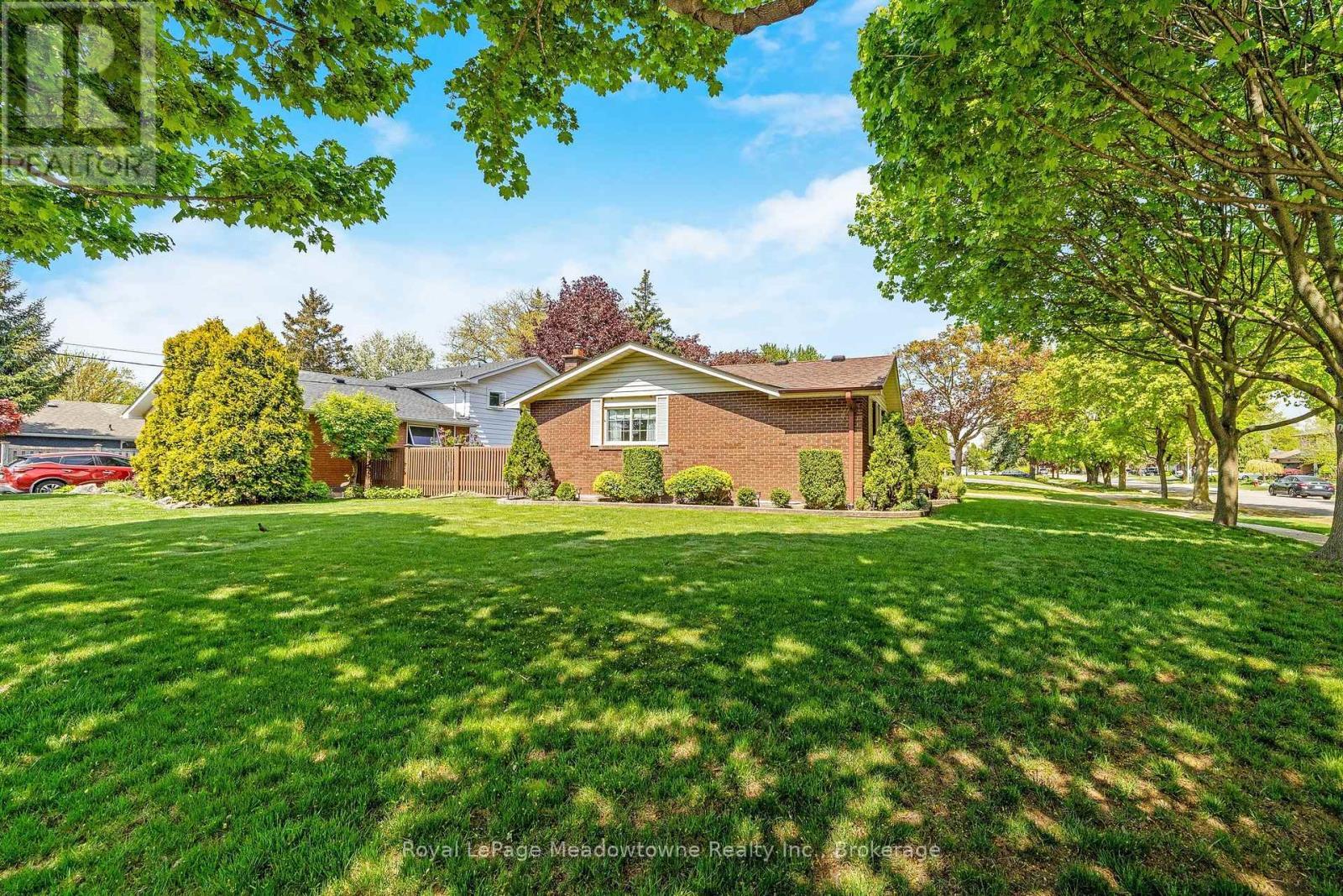 












391 HIGHSIDE DRIVE

,
Milton (OM Old Milton),




Ontario
L9T1W9

