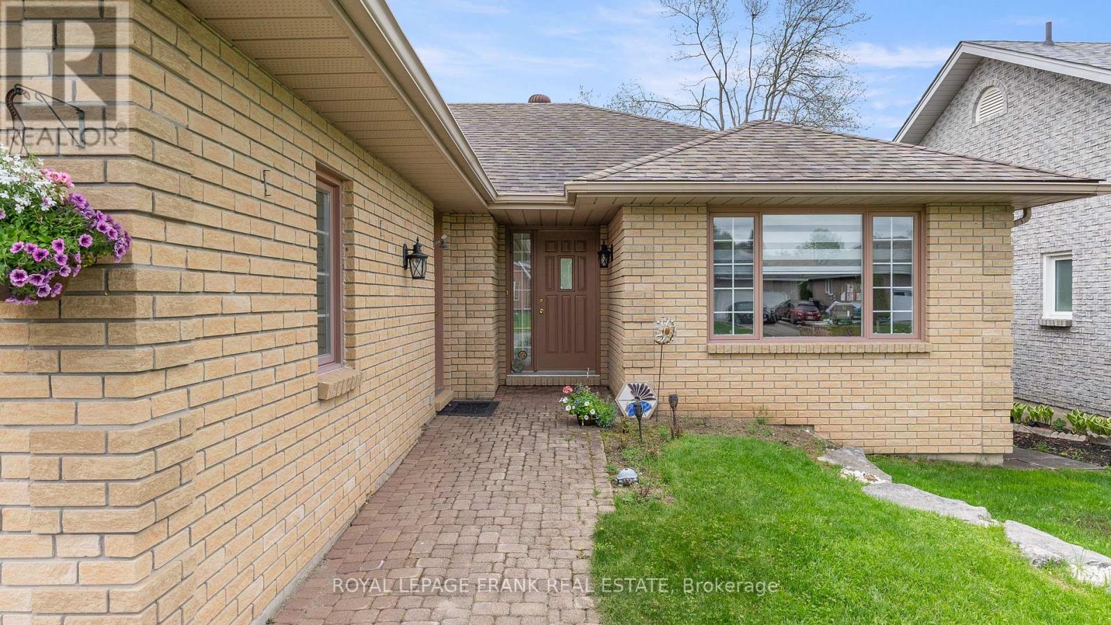 












5 HILLVIEW DRIVE

,
Kawartha Lakes (Bobcaygeon),




Ontario
K0M1A0

