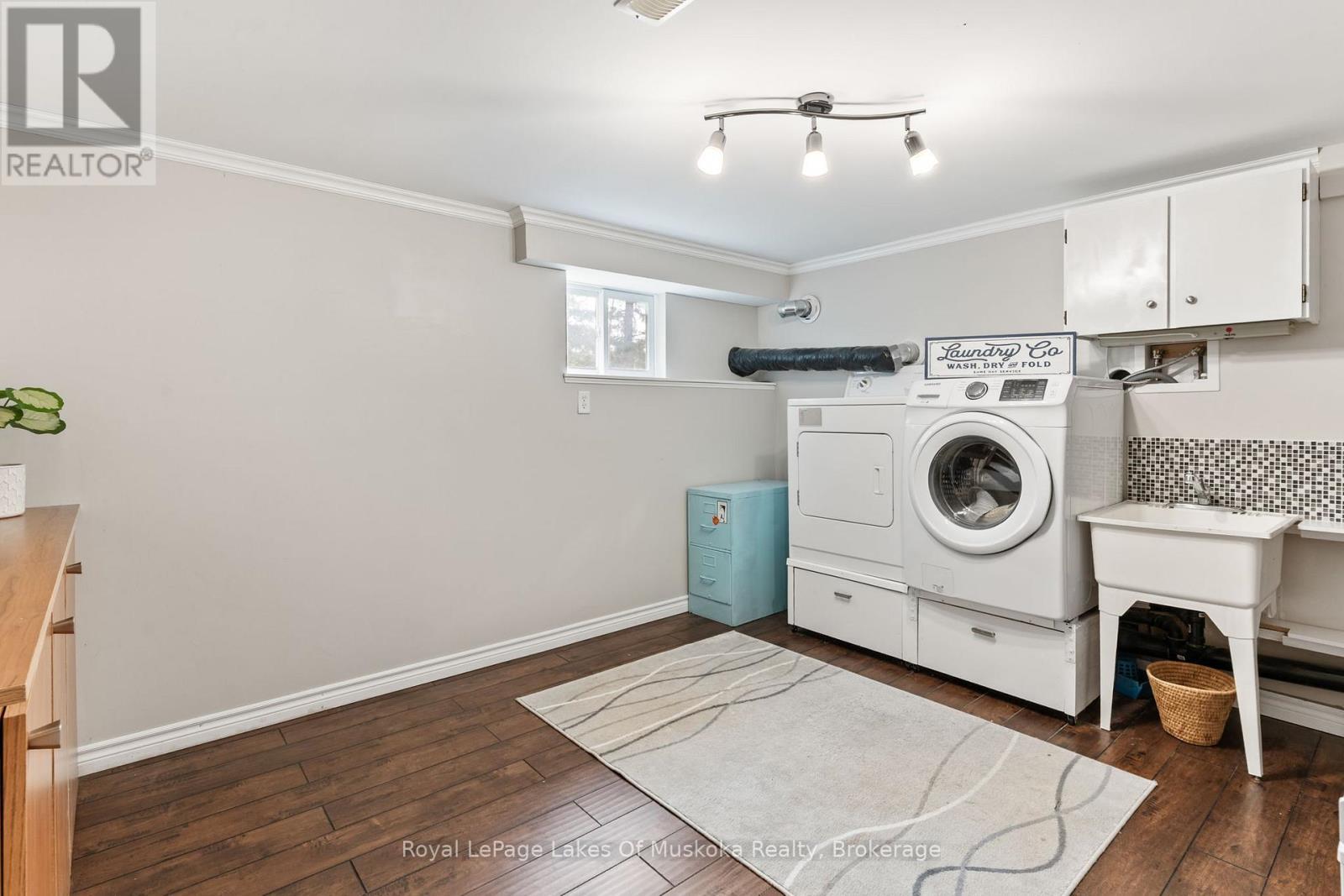 












1043 OAKLAND DRIVE

,
Bracebridge (Monck (Bracebridge)),




Ontario
P1L1W8

