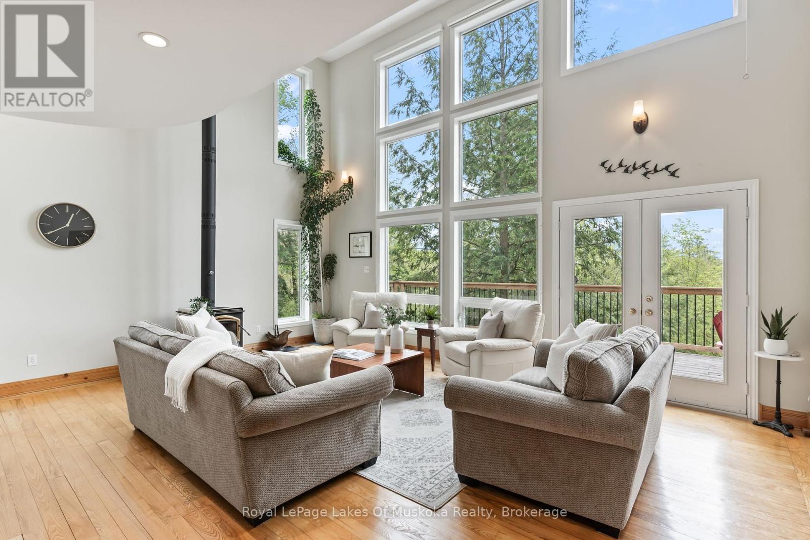 












1043 OAKLAND DRIVE

,
Bracebridge (Monck (Bracebridge)),




Ontario
P1L1W8

