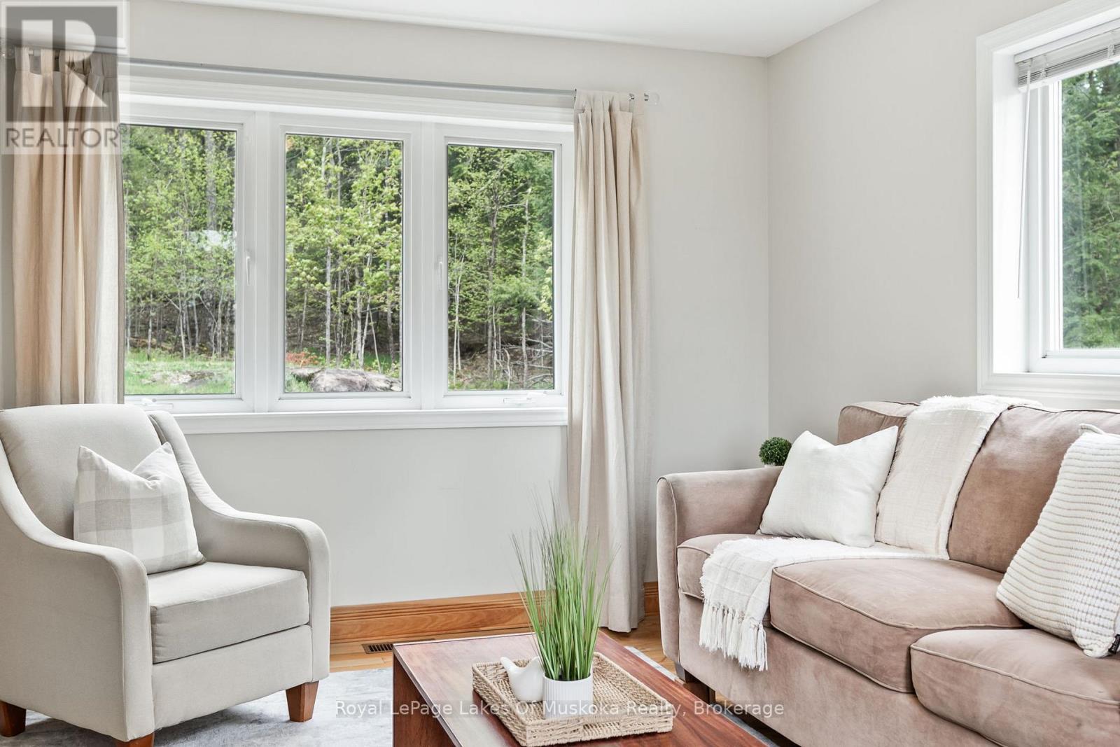 












1043 OAKLAND DRIVE

,
Bracebridge (Monck (Bracebridge)),




Ontario
P1L1W8

