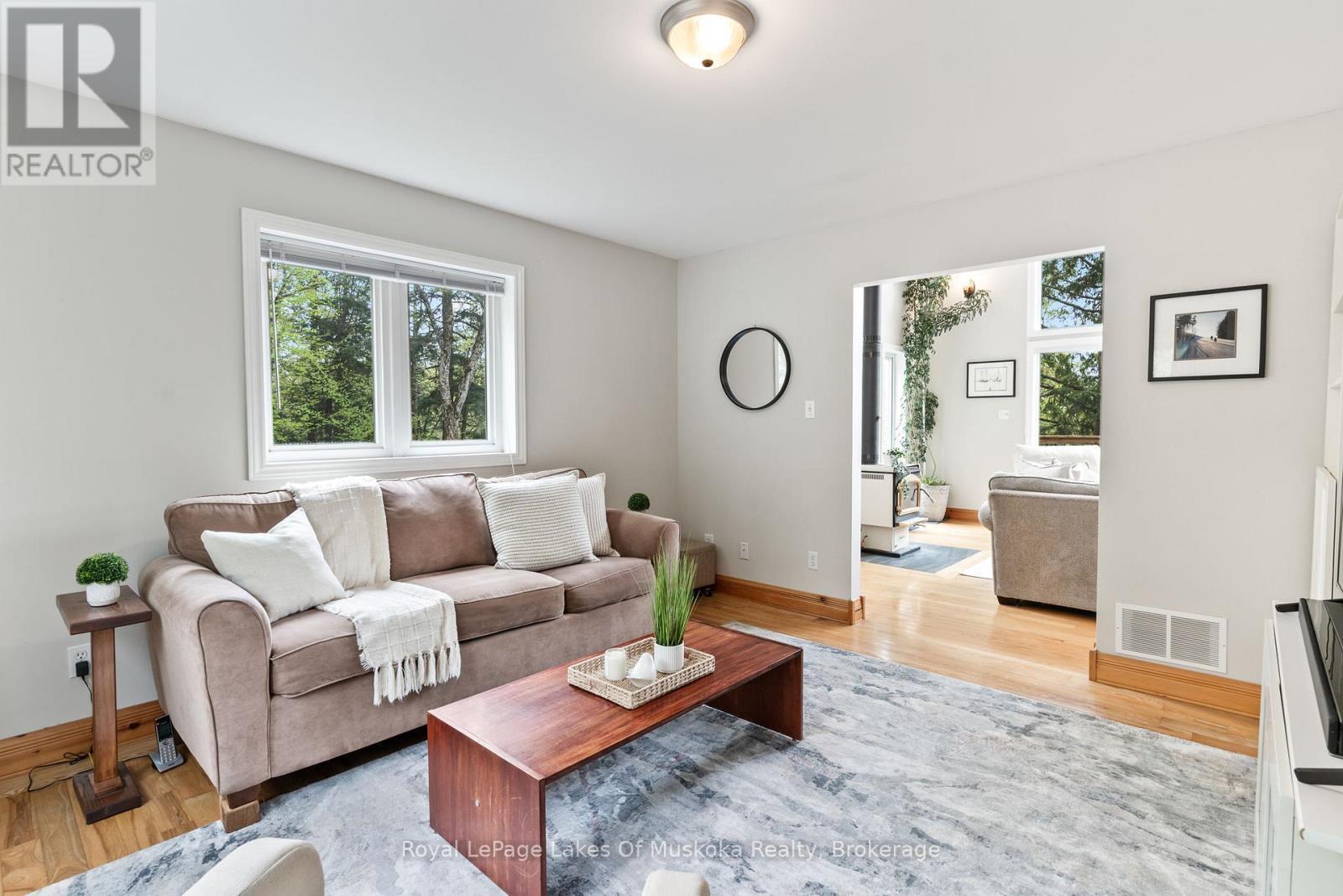 












1043 OAKLAND DRIVE

,
Bracebridge (Monck (Bracebridge)),




Ontario
P1L1W8

