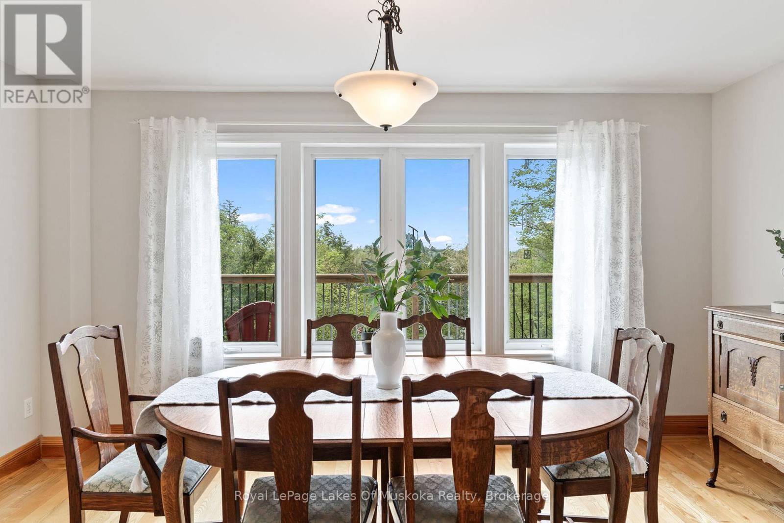 












1043 OAKLAND DRIVE

,
Bracebridge (Monck (Bracebridge)),




Ontario
P1L1W8

