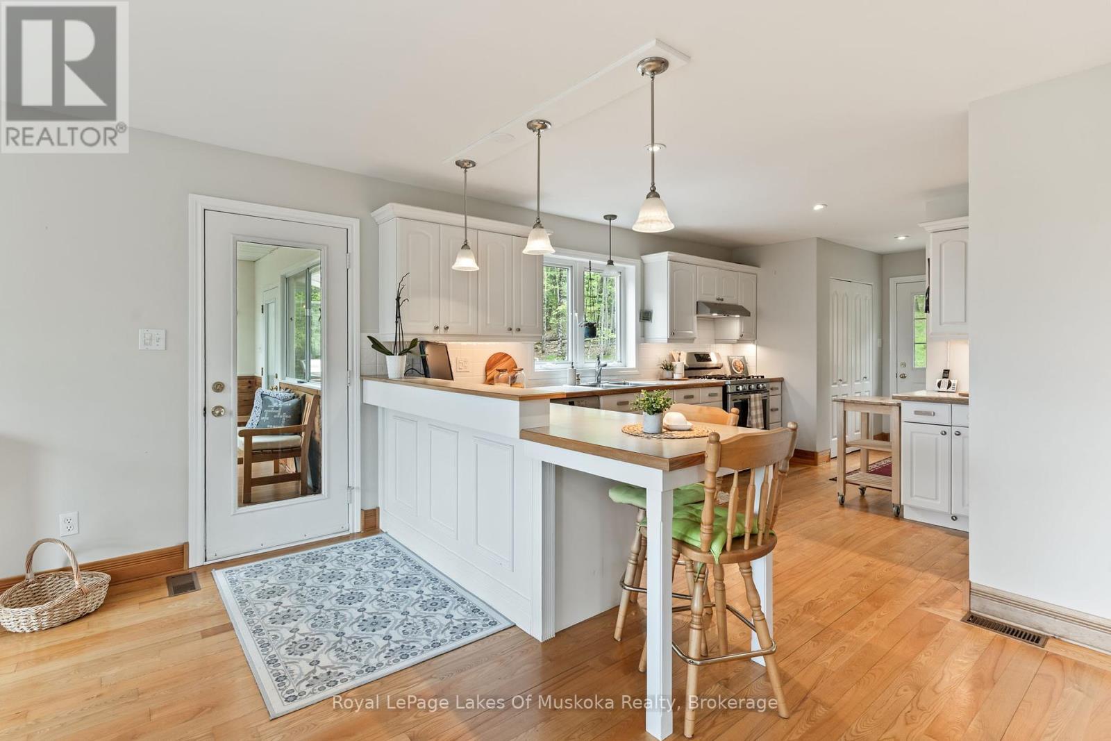 












1043 OAKLAND DRIVE

,
Bracebridge (Monck (Bracebridge)),




Ontario
P1L1W8

