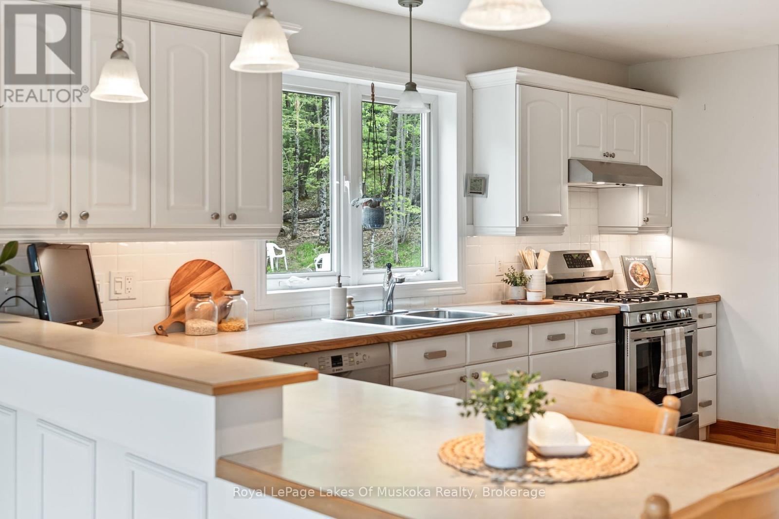 












1043 OAKLAND DRIVE

,
Bracebridge (Monck (Bracebridge)),




Ontario
P1L1W8

