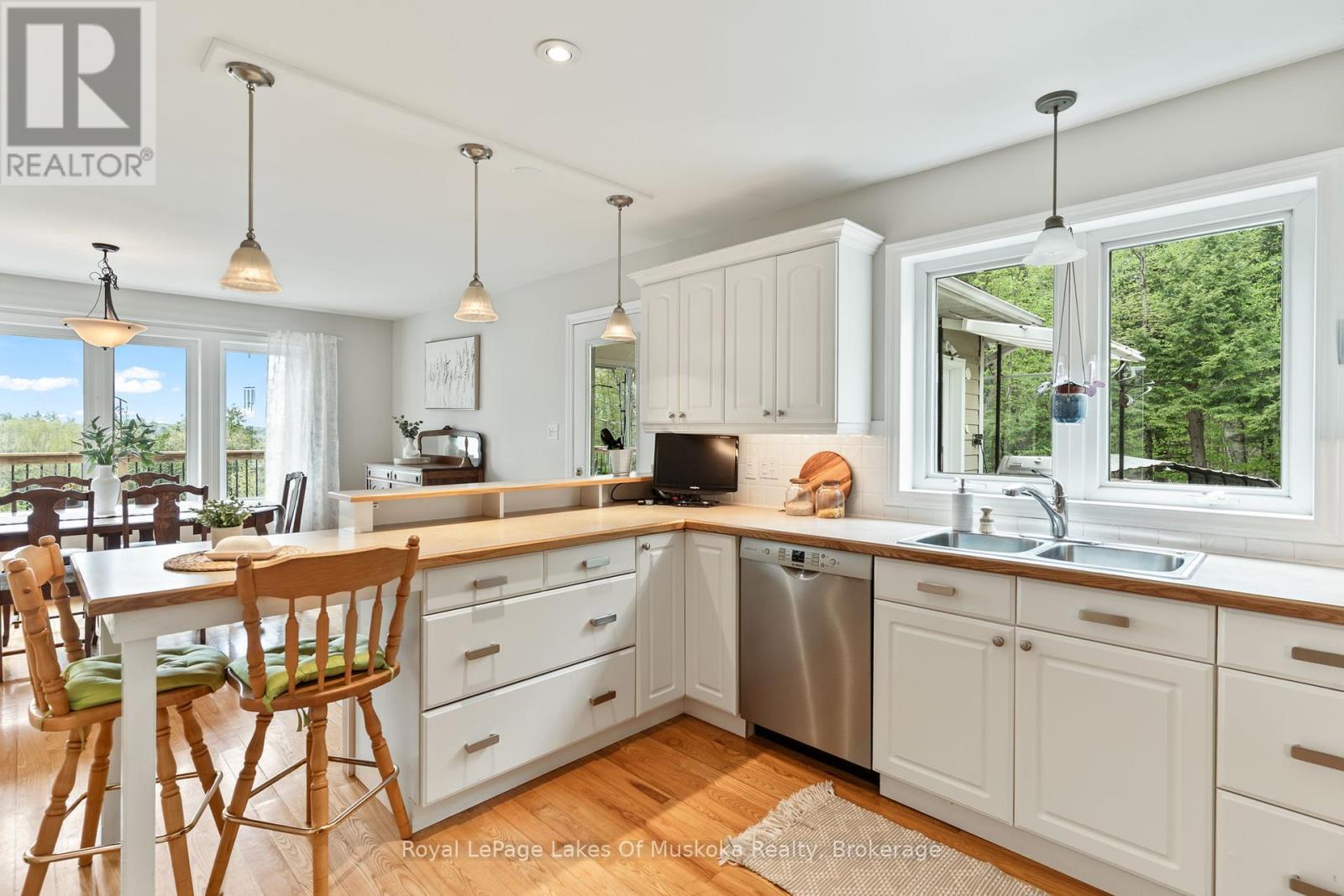 












1043 OAKLAND DRIVE

,
Bracebridge (Monck (Bracebridge)),




Ontario
P1L1W8

