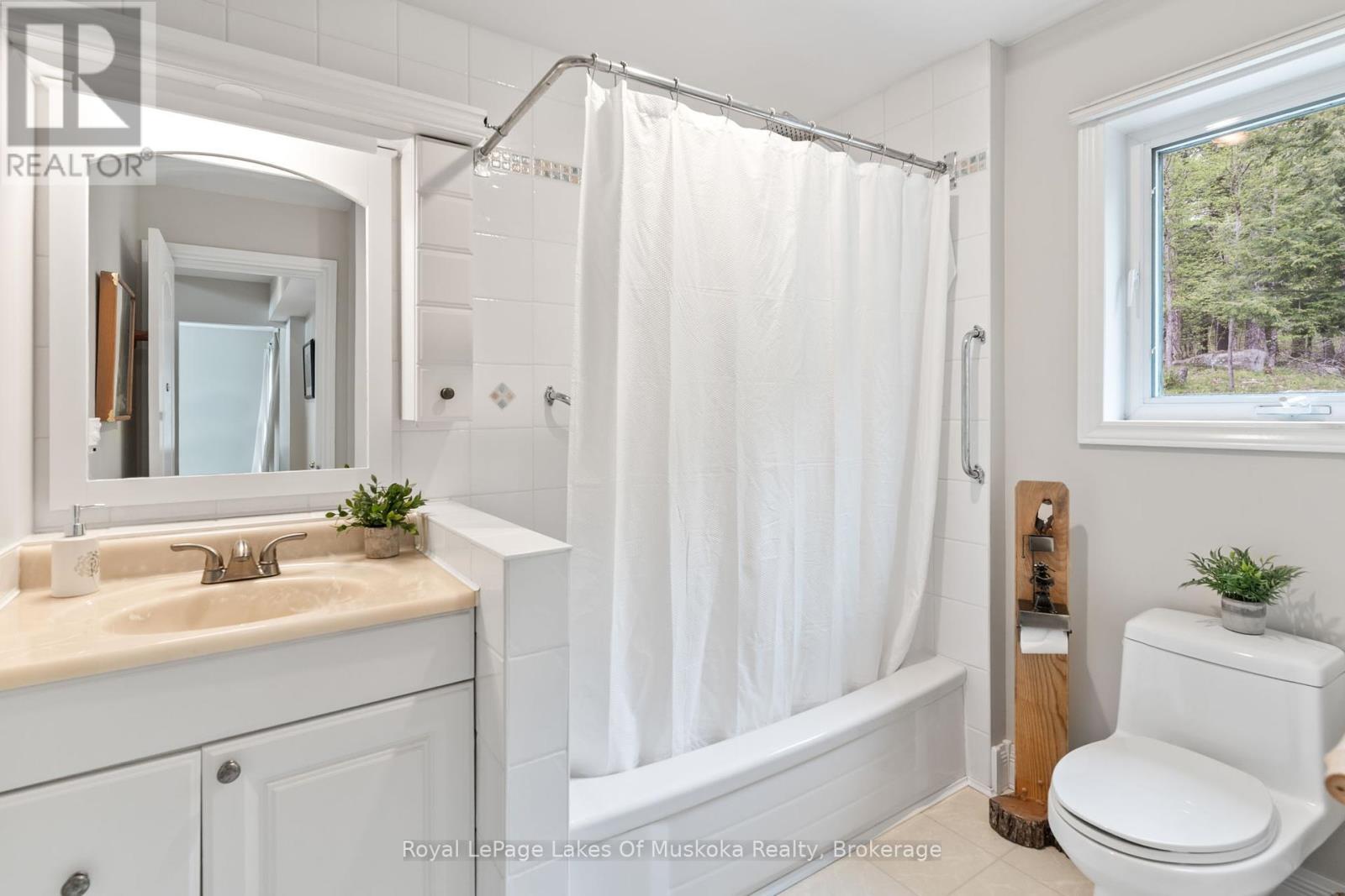 












1043 OAKLAND DRIVE

,
Bracebridge (Monck (Bracebridge)),




Ontario
P1L1W8

