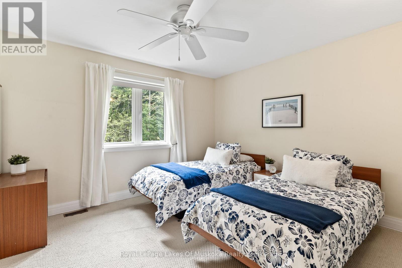 












1043 OAKLAND DRIVE

,
Bracebridge (Monck (Bracebridge)),




Ontario
P1L1W8

