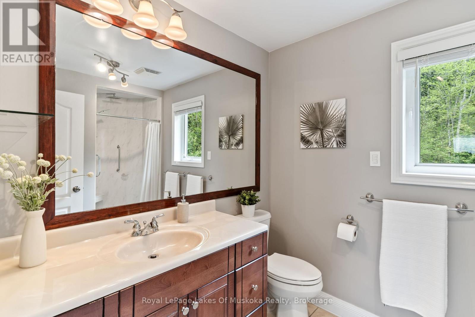 












1043 OAKLAND DRIVE

,
Bracebridge (Monck (Bracebridge)),




Ontario
P1L1W8

