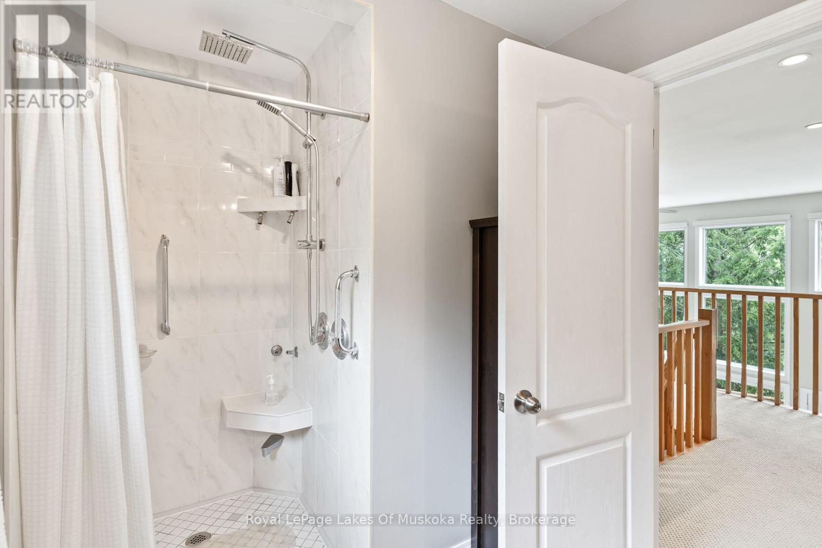 












1043 OAKLAND DRIVE

,
Bracebridge (Monck (Bracebridge)),




Ontario
P1L1W8

