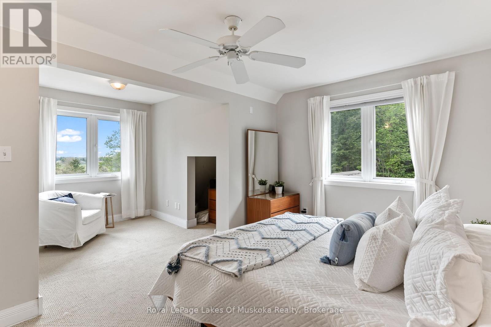 












1043 OAKLAND DRIVE

,
Bracebridge (Monck (Bracebridge)),




Ontario
P1L1W8

