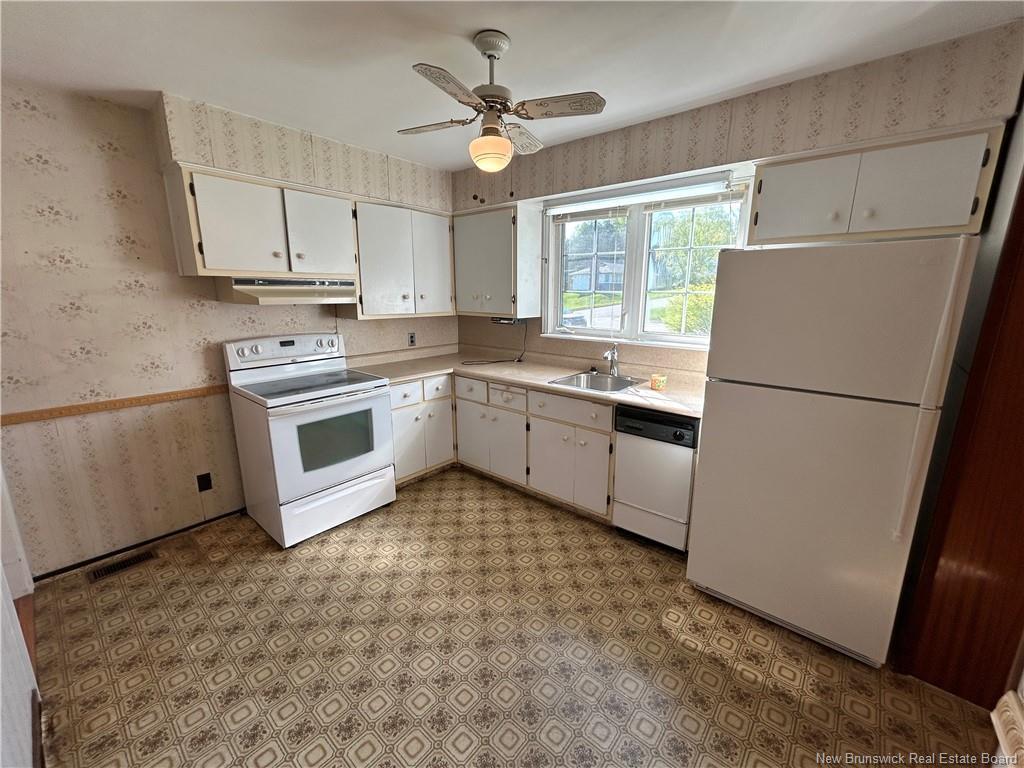 









1


Robin

DR,
Fredericton,




NB
E3C 1K6

