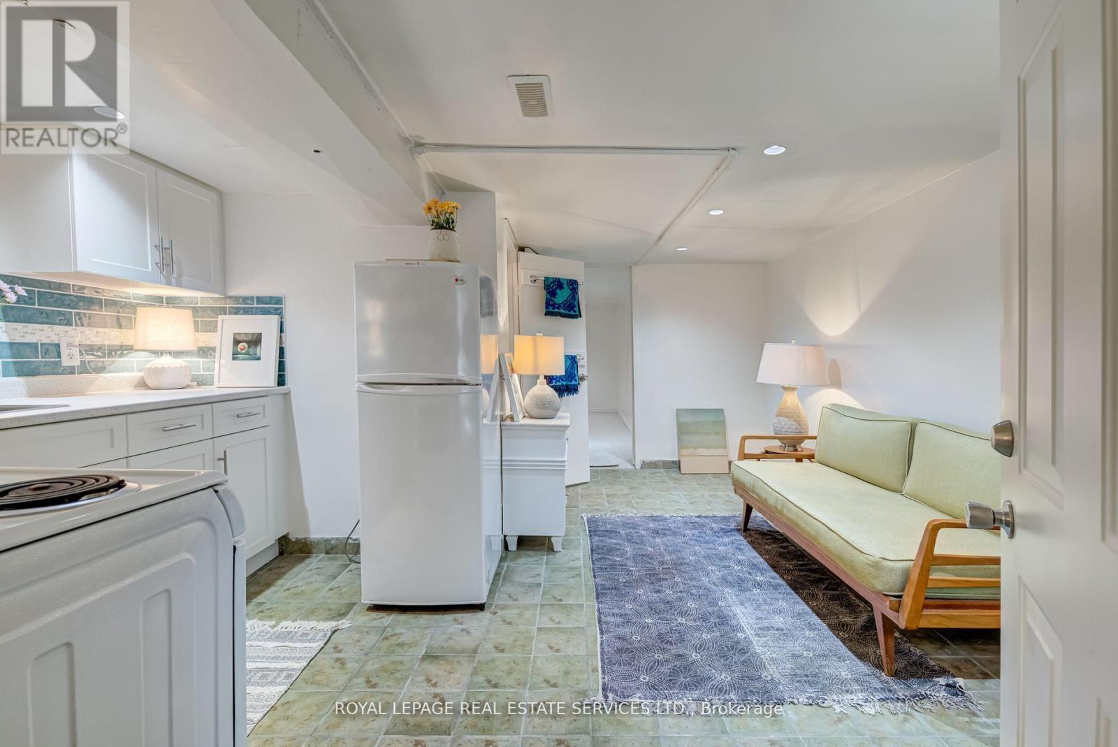 












LOWER - 27 BANK STREET

,
Toronto,




Ontario
M6K1R4


