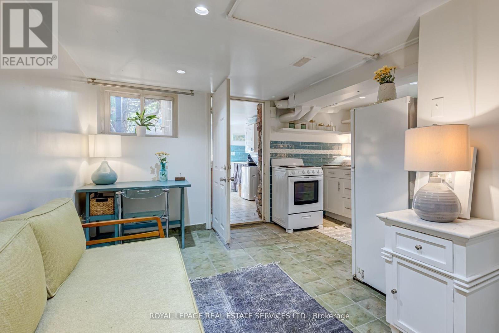 












LOWER - 27 BANK STREET

,
Toronto,




Ontario
M6K1R4

