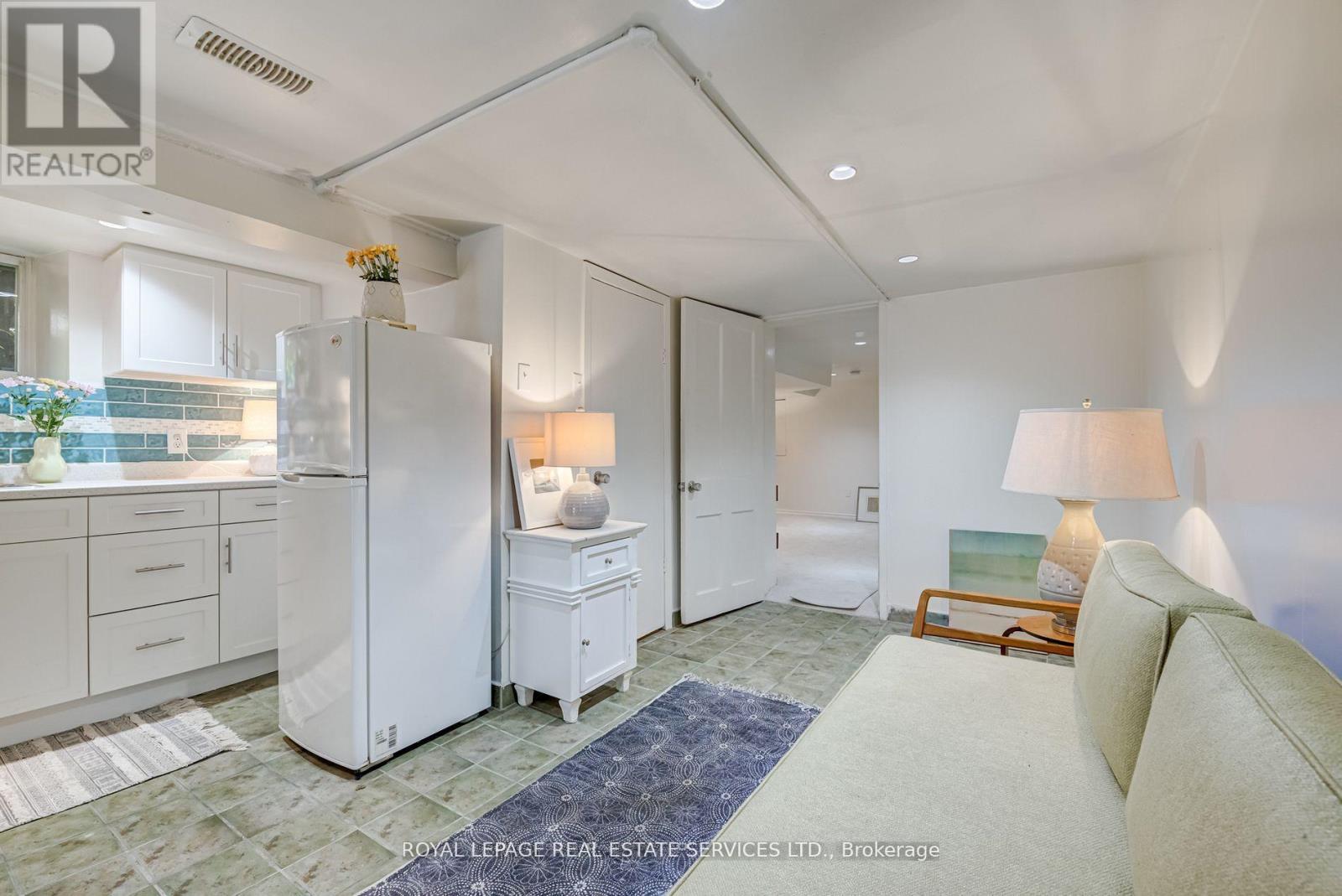 












LOWER - 27 BANK STREET

,
Toronto,




Ontario
M6K1R4

