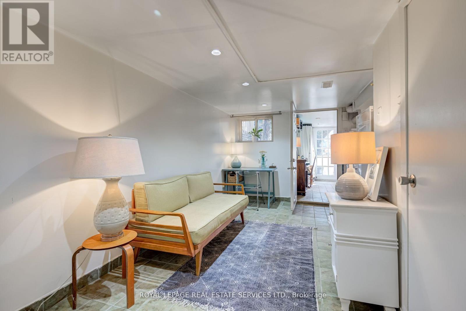 












LOWER - 27 BANK STREET

,
Toronto,




Ontario
M6K1R4

