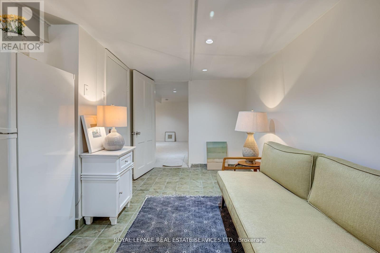 












LOWER - 27 BANK STREET

,
Toronto,




Ontario
M6K1R4

