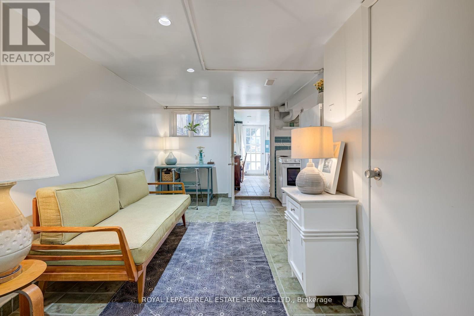 












LOWER - 27 BANK STREET

,
Toronto,




Ontario
M6K1R4

