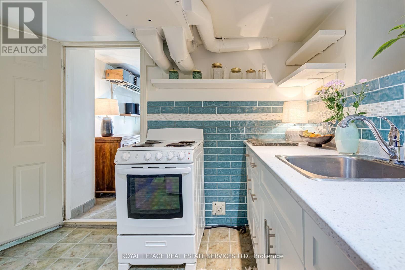 












LOWER - 27 BANK STREET

,
Toronto,




Ontario
M6K1R4

