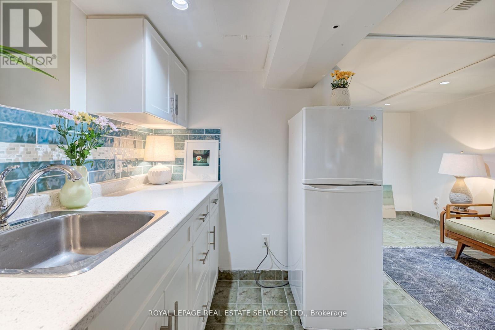 












LOWER - 27 BANK STREET

,
Toronto,




Ontario
M6K1R4

