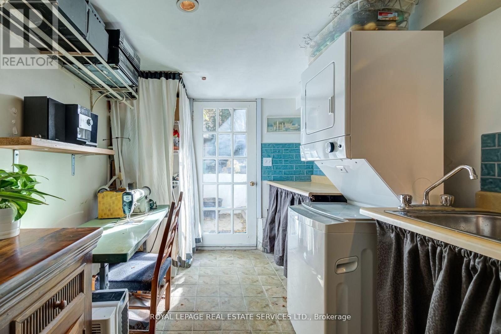 












LOWER - 27 BANK STREET

,
Toronto,




Ontario
M6K1R4

