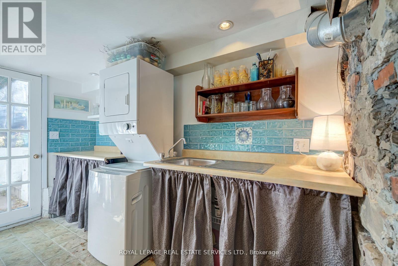 












LOWER - 27 BANK STREET

,
Toronto,




Ontario
M6K1R4

