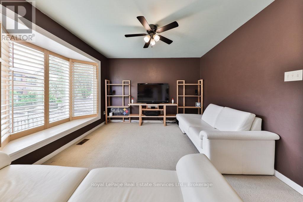 












1332 SAGEWOOD CRESCENT

,
Oakville (WT West Oak Trails),




Ontario
L6M4A4

