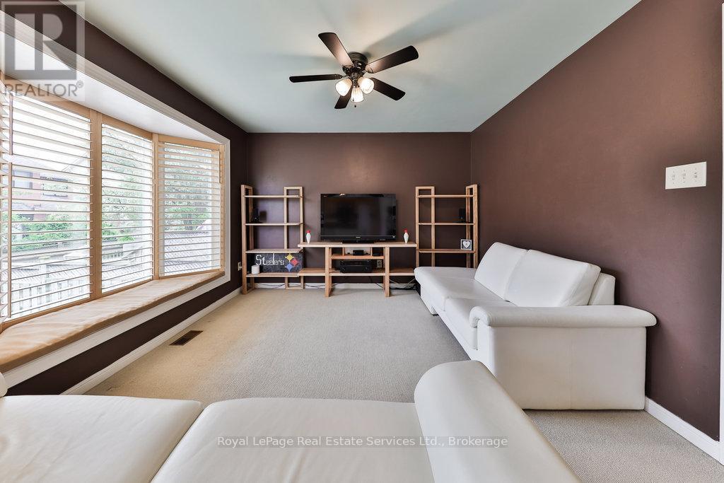 












1332 SAGEWOOD CRESCENT

,
Oakville (WT West Oak Trails),




Ontario
L6M4A4

