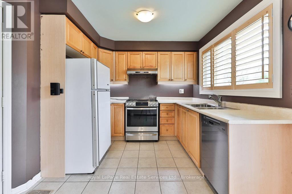 












1332 SAGEWOOD CRESCENT

,
Oakville (WT West Oak Trails),




Ontario
L6M4A4

