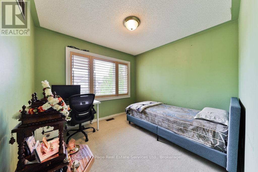 












1332 SAGEWOOD CRESCENT

,
Oakville (WT West Oak Trails),




Ontario
L6M4A4

