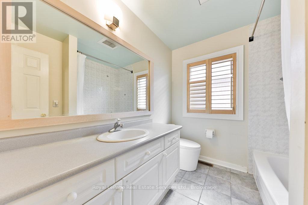 












1332 SAGEWOOD CRESCENT

,
Oakville (WT West Oak Trails),




Ontario
L6M4A4

