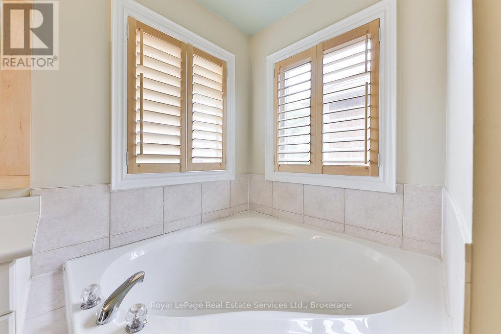 












1332 SAGEWOOD CRESCENT

,
Oakville (WT West Oak Trails),




Ontario
L6M4A4

