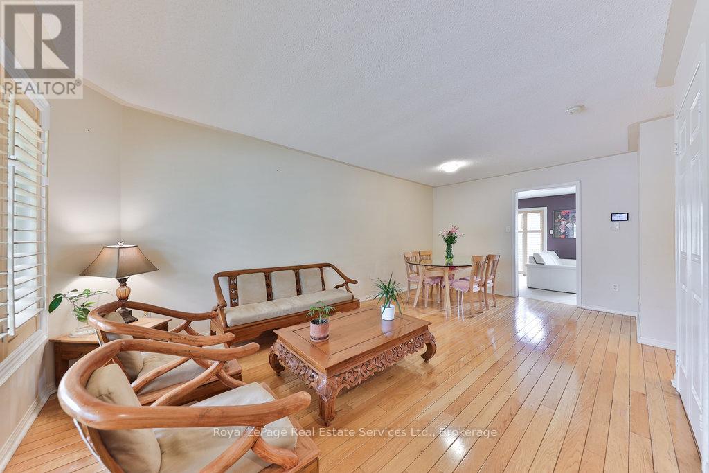 












1332 SAGEWOOD CRESCENT

,
Oakville (WT West Oak Trails),




Ontario
L6M4A4

