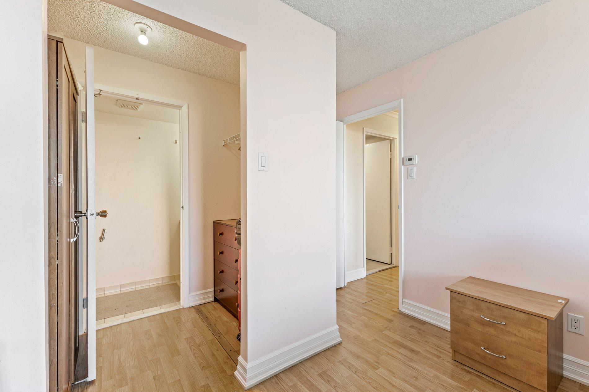 









2250


Boul. Thimens

, 604,
Montréal (Saint-Laurent),




QC
H4R2L3

