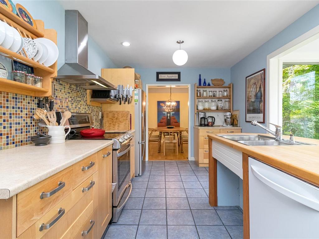 









2195


Ferndale

Rd,
Saanich,




BC
V8N 2Z2

