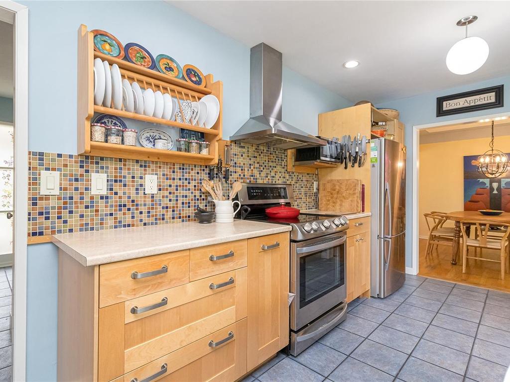 









2195


Ferndale

Rd,
Saanich,




BC
V8N 2Z2

