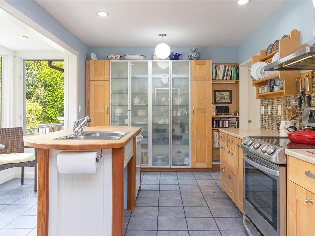 









2195


Ferndale

Rd,
Saanich,




BC
V8N 2Z2

