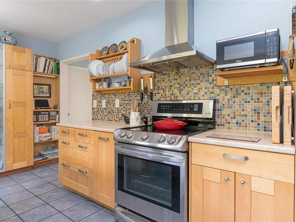 









2195


Ferndale

Rd,
Saanich,




BC
V8N 2Z2

