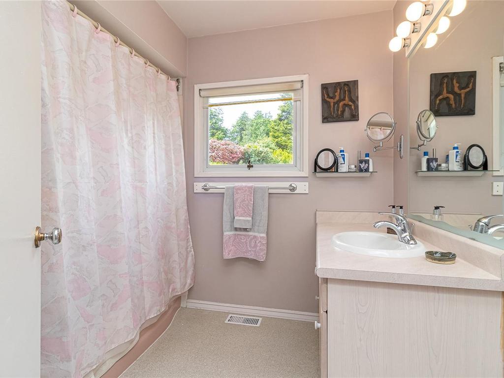 









2195


Ferndale

Rd,
Saanich,




BC
V8N 2Z2

