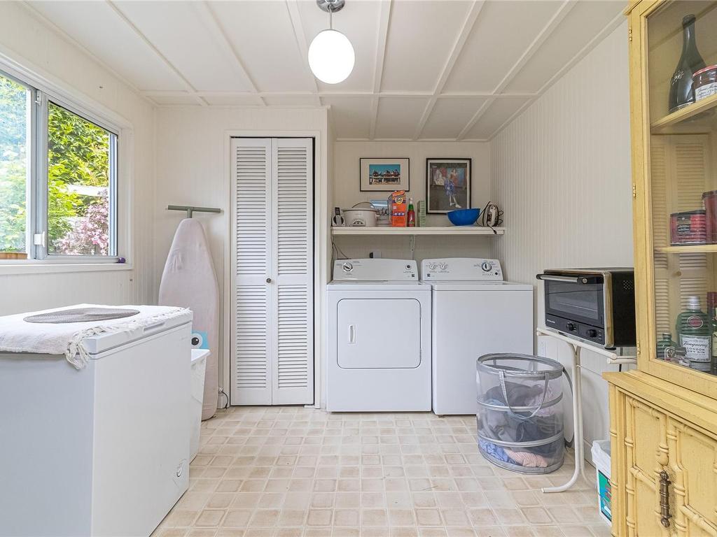 









2195


Ferndale

Rd,
Saanich,




BC
V8N 2Z2

