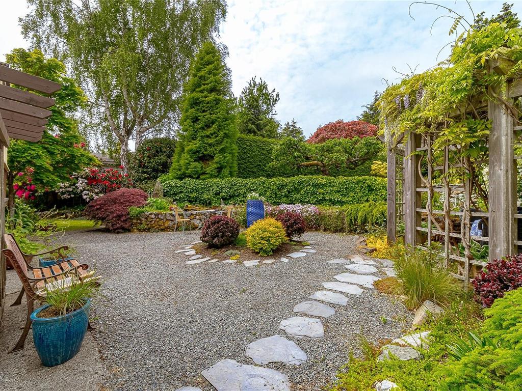 









2195


Ferndale

Rd,
Saanich,




BC
V8N 2Z2

