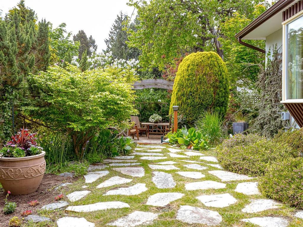 









2195


Ferndale

Rd,
Saanich,




BC
V8N 2Z2

