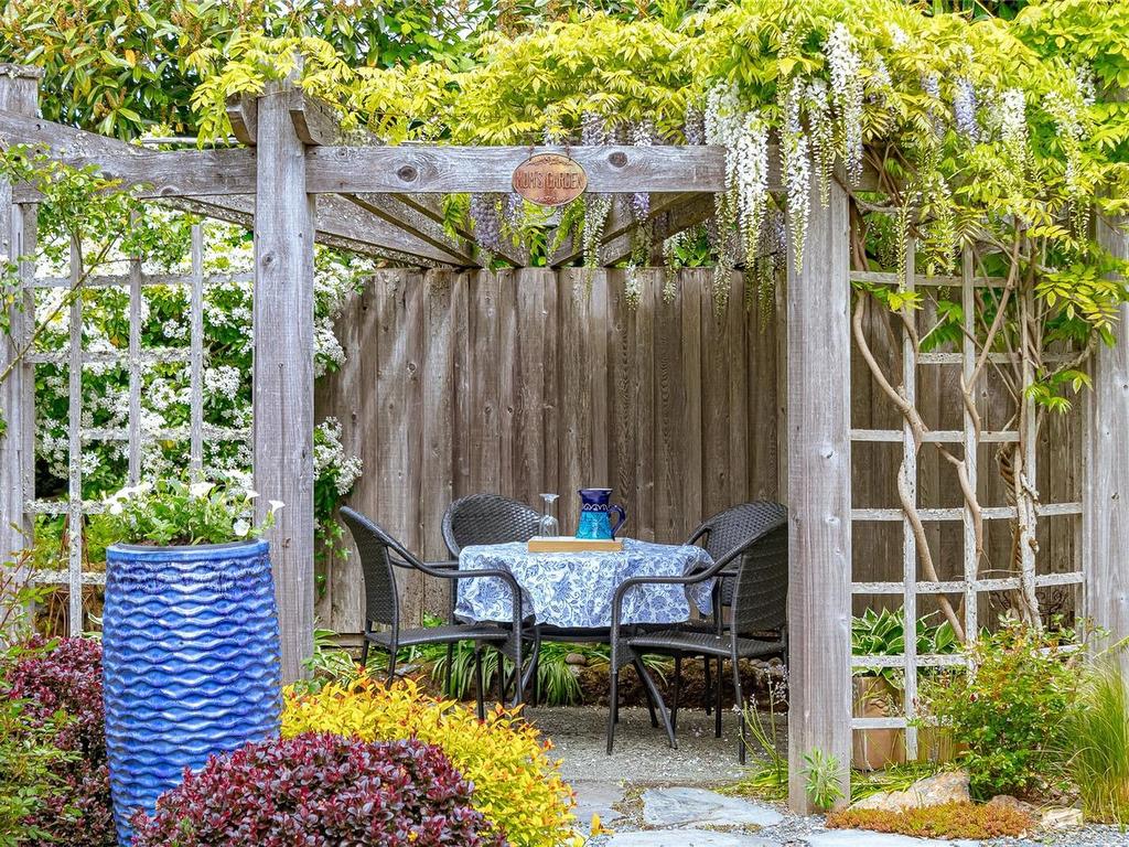 









2195


Ferndale

Rd,
Saanich,




BC
V8N 2Z2

