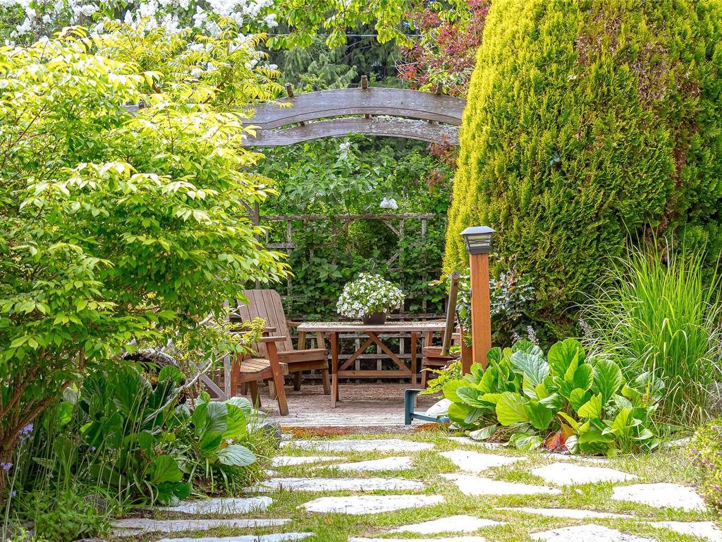 









2195


Ferndale

Rd,
Saanich,




BC
V8N 2Z2

