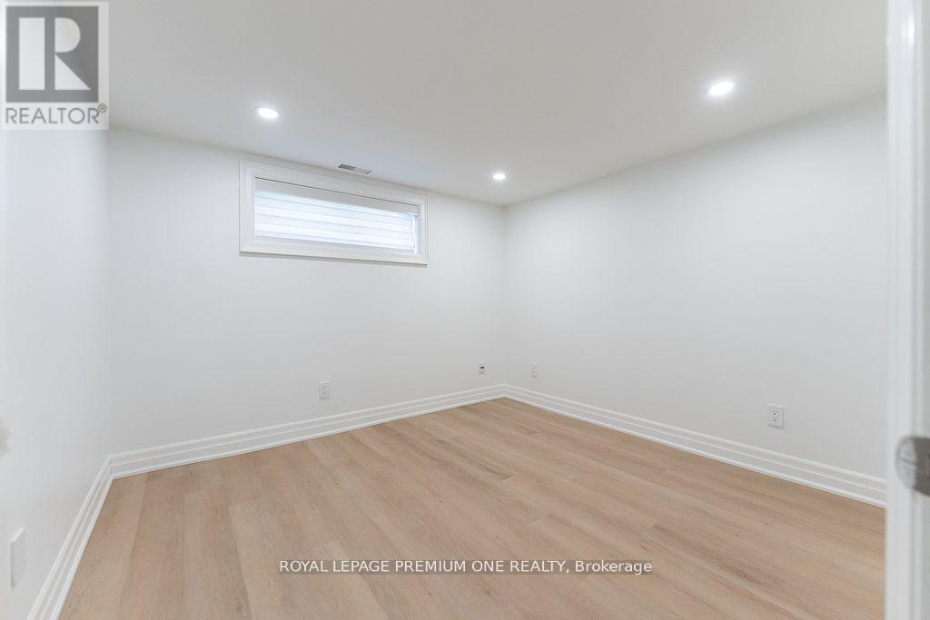 












286 WATERLOO AVENUE

,
Toronto,




Ontario
M3H3Z8


