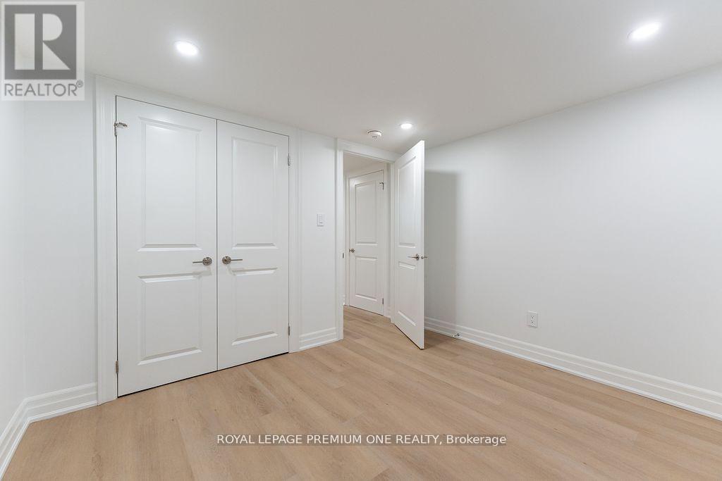 












286 WATERLOO AVENUE

,
Toronto,




Ontario
M3H3Z8

