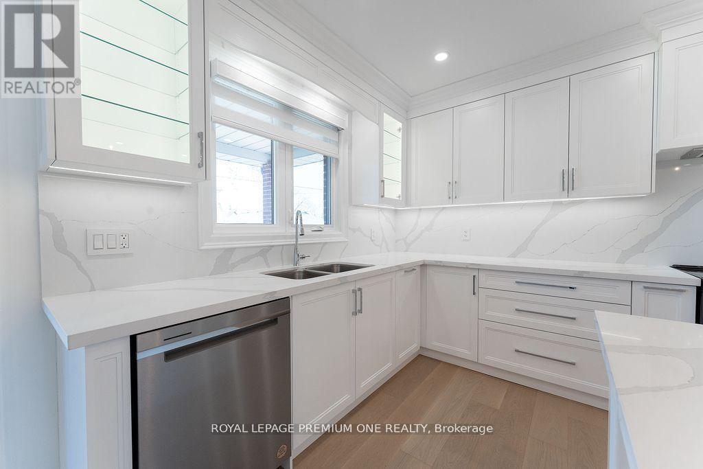 












286 WATERLOO AVENUE

,
Toronto,




Ontario
M3H3Z8

